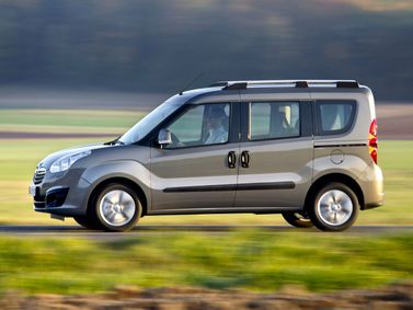 Opel Combo D، فان مدمج SWB — منظر أمامي أيسر