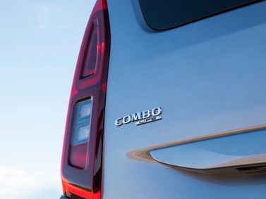 Opel Combo E، فان مدمج — شعار السيارة واسم الطراز