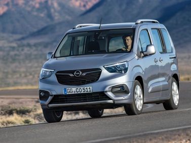 Opel Combo E، فان مدمج — منظر أمامي أيمن