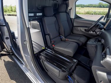 Opel Combo E Рестайлинг, Фургон XL — задние сиденья