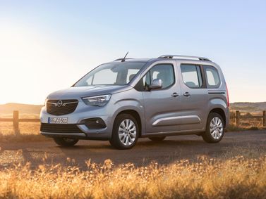Opel Combo E، فان مدمج — منظر أمامي أيمن