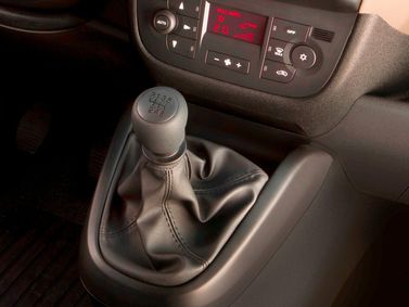 Opel Combo D، فان مدمج SWB — محدد ناقل الحركة
