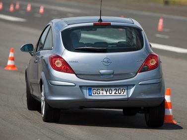 Opel Corsa D, Хэтчбек 3 дв. — вид сзади слева