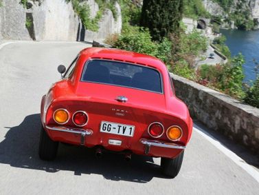 Opel GT I, Купе — вид сзади