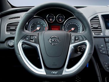 Opel Insignia OPC I، سيدان — عجلة القيادة