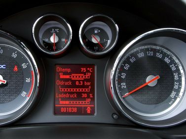 Opel Insignia OPC I، سيدان — لوحة العدادات