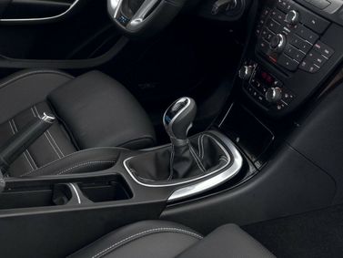 Opel Insignia OPC I، واجون 5 أبواب — الكونسول الوسطي