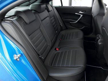 Opel Insignia OPC I، ليفتباك — المقاعد الخلفية