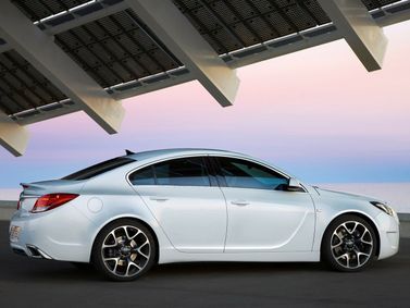 Opel Insignia OPC I، سيدان — منظر خلفي أيمن