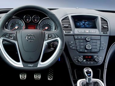 Opel Insignia OPC I، سيدان — منطقة السائق