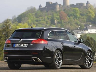 Opel Insignia OPC I، واجون 5 أبواب — منظر خلفي أيمن