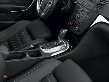 Opel Insignia OPC I، ليفتباك — الكونسول الوسطي