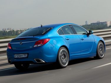 Opel Insignia OPC I، ليفتباك — منظر خلفي أيمن