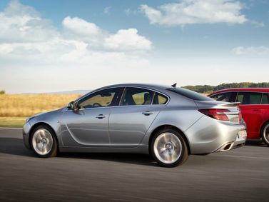 Opel Insignia OPC I تجميل الوجه، سيدان — منظر خلفي أيمن