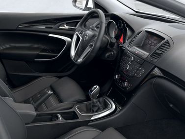 Opel Insignia OPC I، واجون 5 أبواب — منطقة السائق