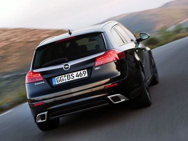 Opel Insignia OPC I، واجون 5 أبواب — منظر خلفي أيمن