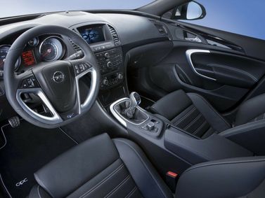 Opel Insignia OPC I، سيدان — منطقة السائق