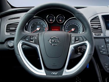 Opel Insignia OPC I، ليفتباك — عجلة القيادة