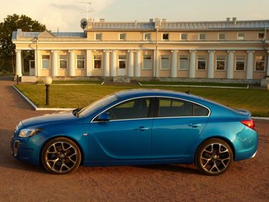 Opel Insignia OPC I، ليفتباك — منظر من الجانب الأيسر