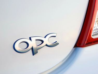 Opel Insignia OPC I، سيدان — شعار السيارة واسم الطراز