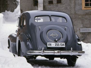 Opel Kapitan I، سيدان — منظر خلفي أيسر