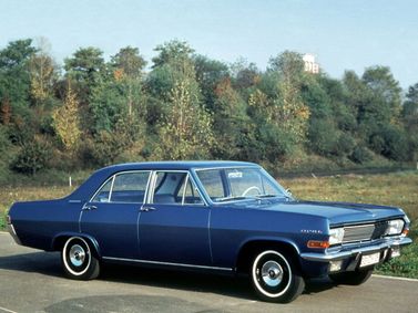 Opel Kapitan A، سيدان — منظر أمامي أيمن