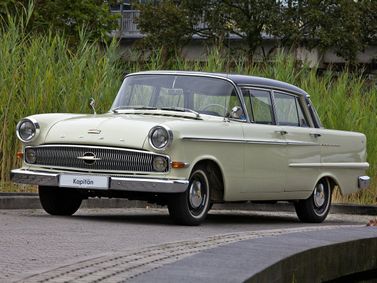 Opel Kapitan P2، سيدان — منظر أمامي أيمن