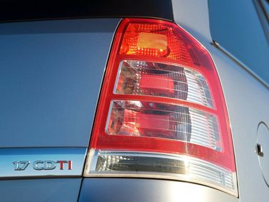 Opel Zafira B تجميل الوجه، فان مدمج — المصباح الخلفي