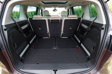 Opel Zafira C تجميل الوجه، ميني فان — حجرة الأمتعة