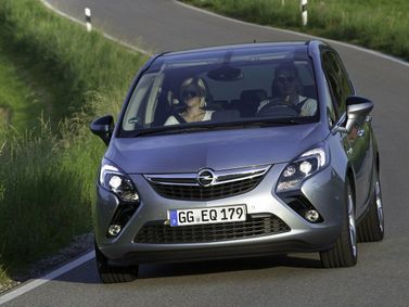 Opel Zafira C، فان مدمج — منظر أمامي بزاوية ثلاثة أرباع