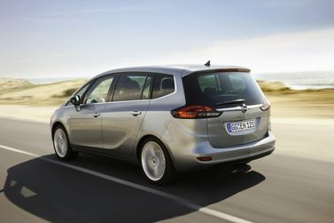 Opel Zafira C، فان مدمج — منظر خلفي أيمن