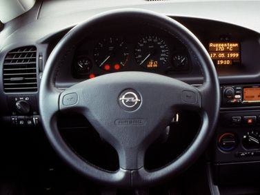 Opel Zafira A، فان مدمج — منطقة السائق