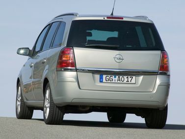 Opel Zafira B، فان مدمج — منظر خلفي أيسر