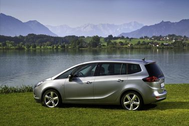 Opel Zafira C، فان مدمج — منظر من الجانب الأيسر