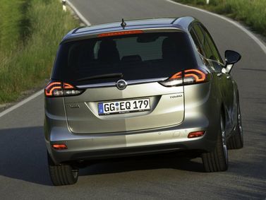 Opel Zafira C، فان مدمج — منظر خلفي أيمن