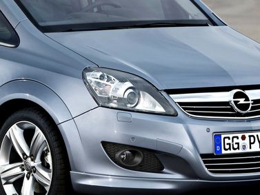 Opel Zafira B تجميل الوجه، فان مدمج — الجزء الأمامي من السيارة عن قرب