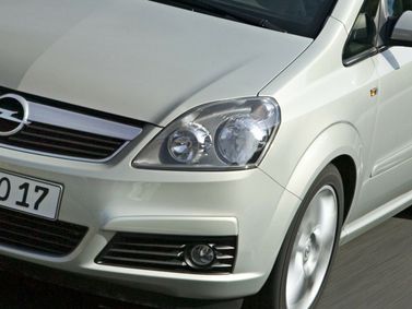 Opel Zafira B، فان مدمج — منظر أمامي أيمن