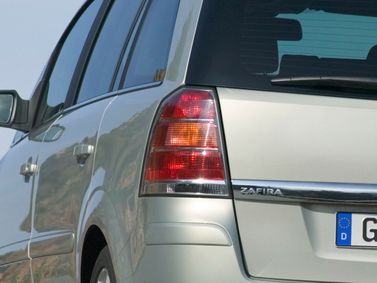 Opel Zafira B، فان مدمج — منظر خلفي أيسر