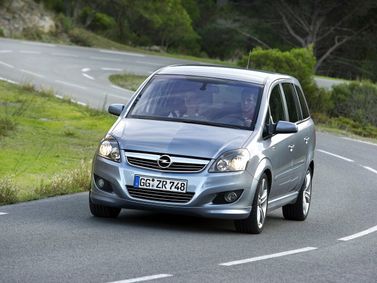 Opel Zafira B تجميل الوجه، فان مدمج — منظر أمامي أيمن