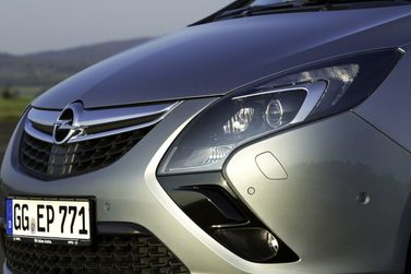 Opel Zafira C، فان مدمج — الجزء الأمامي من السيارة عن قرب