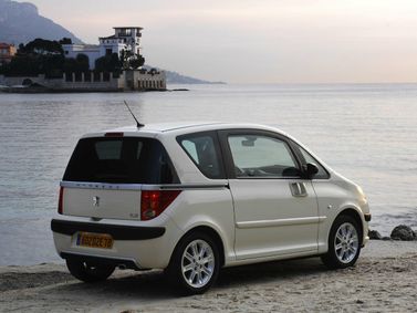 Peugeot 1007, Хэтчбек 3 дв. — вид сзади справа