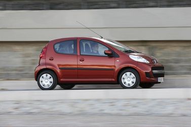 Peugeot 107 I Рестайлинг, Хэтчбек 5 дв. — вид спереди справа