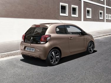 Peugeot 108, Хэтчбек 3 дв. — вид сзади справа