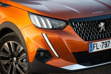 Peugeot 2008 II, Внедорожник 5 дв. — передняя часть автомобиля крупным планом