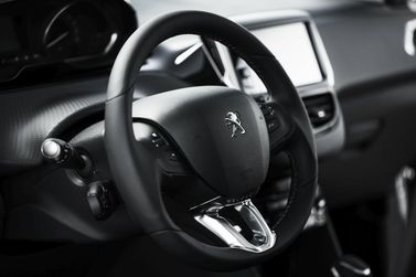 Peugeot 2008 I Рестайлинг, Универсал 5 дв. — рулевое колесо