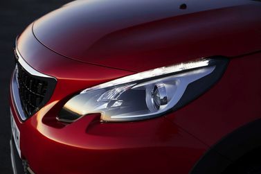 Peugeot 2008 I Рестайлинг, Универсал 5 дв. — передняя фара
