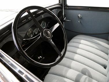 Peugeot 201, Седан — место водителя