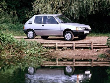 Peugeot 205، هاتشباك 3 أبواب — منظر أمامي أيمن