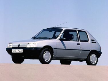 Peugeot 205، هاتشباك 3 أبواب — منظر أمامي أيمن