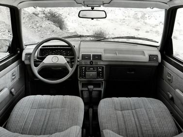 Peugeot 205، هاتشباك 5 أبواب — لوحة القيادة